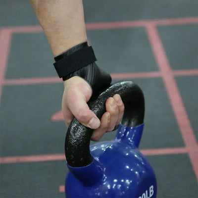 Il tient une kettlebell avec un gant pour musculation