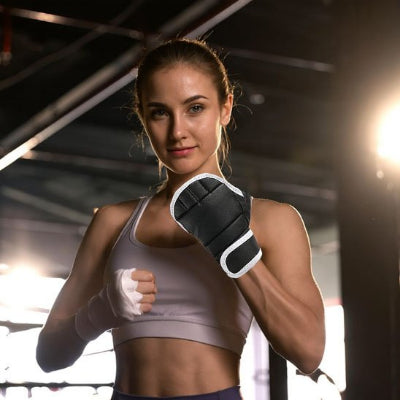 Jeune fille coude plier gant de boxe gauche bande droite