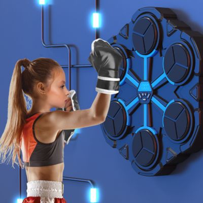 Jeune fille qui s'entraîne avec punching ball musical