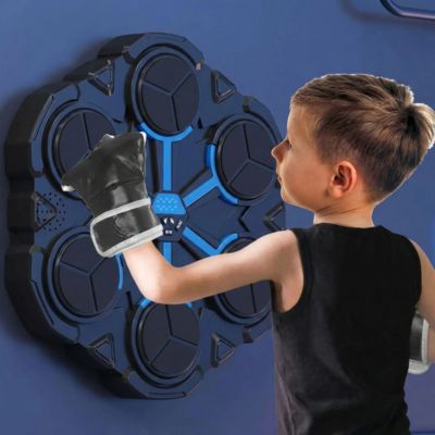 Jeune garçon frappe son punching ball musical avec gants
