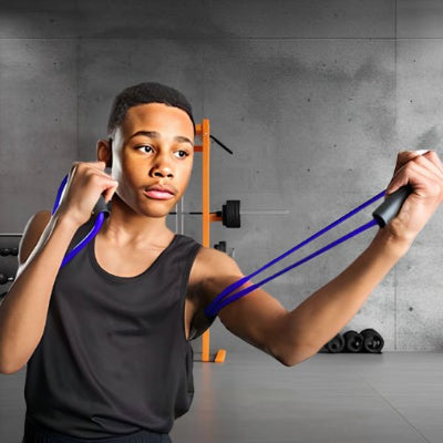 jeune homme etire son élastique musculation place sous ses aisselles