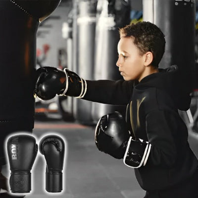 Jeune homme sérieux gant boxe noir couture blanche bras étiré