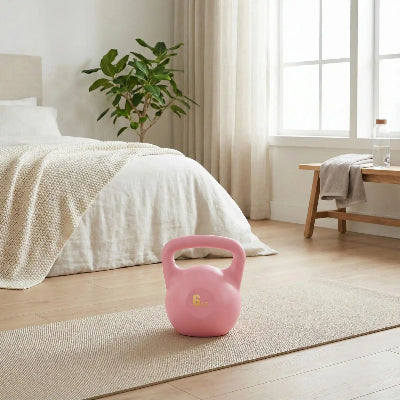 kettlebell rose dans une chambre sur un tapis beige
