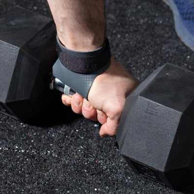 Main equipee d un gant pour musculation agrippant une haltere hexagonale
