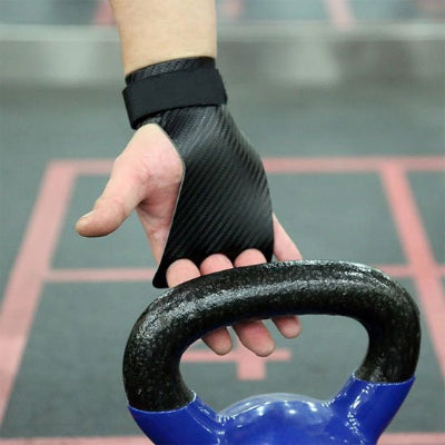 Main portant un gant pour musculation enroulee autour d une kettlebell