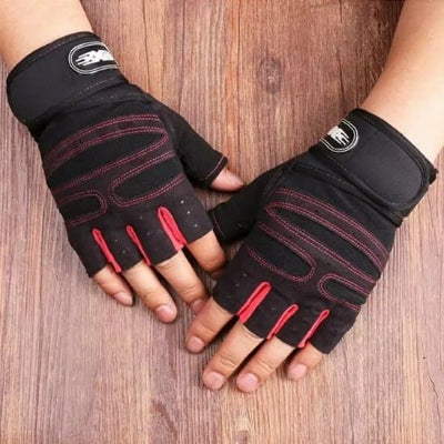 Main sur une table montrant gant musculation respirant noir et rouge