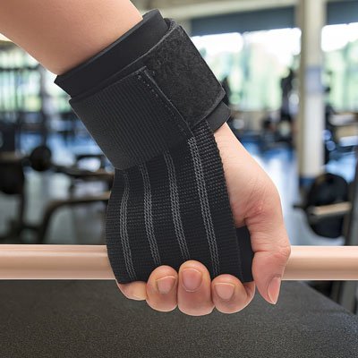 Main tient avec sangle de tirage une barre