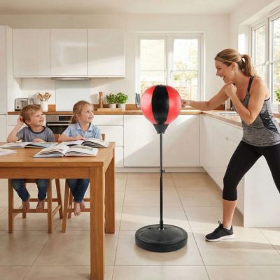 Maman décompresse sur junior punch ball enfants assis à table
