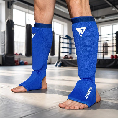 Paire de protege tibia bleu porte par un homme