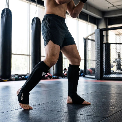 Paire de protege tibia noir porte par un homme