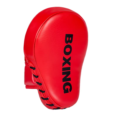 pao boxe rouge écriture noir portant la marque BOXING