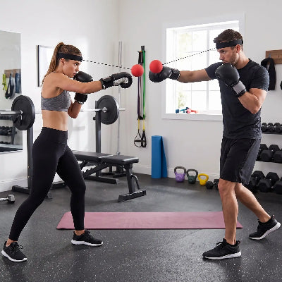 Personnes pratiquant avec le reflex ball dans leur salle de sport