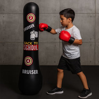 petit garçon gant rouge avec son sac de frappe enfant