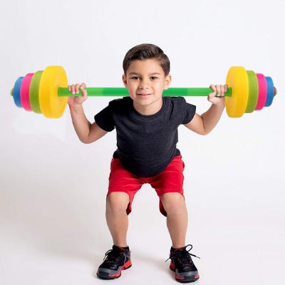 Petit garçon position squat haltère sur ses épaules 