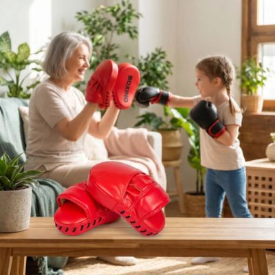 petite fille gant pratique avec grand-maman sur pao boxe