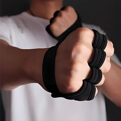 Poing ferme equipe d un gant musculation noir sans doigts