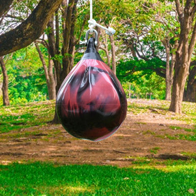 punching ball rouge marbre accroche a une branche dans forest