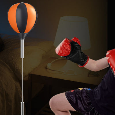 punching ball sur pied son bras est tendu le poing leve