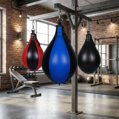 Punching ball suspendu à un support bleu rouge noir