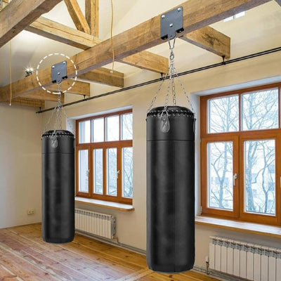 sac accroché à un support sac de frappe 