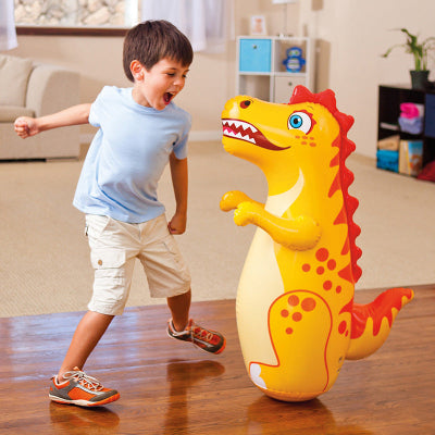 Sac de boxe gonflable dinosaure jaune avec un enfant