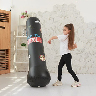 Sac de frappe enfant bascule la fillette frappe avec son poing