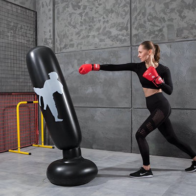 Sac de frappe gonflable noir rebondissant vers elle