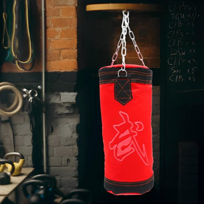 Sac de frappe rouge suspendu dans son garage