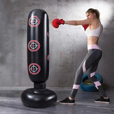 Sac de frappe​ sur pied fille avec gants rouge s'élance 