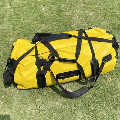 sac de sport jaune exterieur sur le gazon