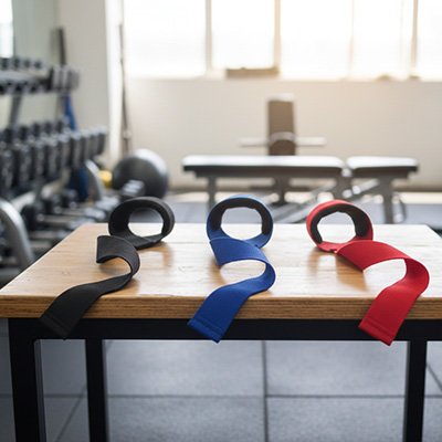 Sangle musculation noir rouge bleu foncé sur table 