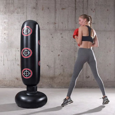 se prépare mentalement de frappé sac de frappe​ sur pied