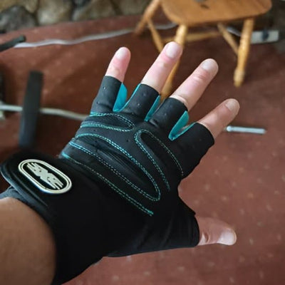 Sportif portant un gant musculation avec renfort au poignet