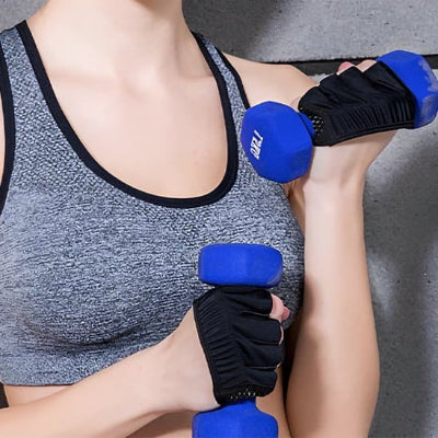 Sportive portant gant musculation lors d un exercice avec halteres