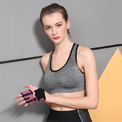 Sportive portant gant musculation noirs et rose avant son entrainement