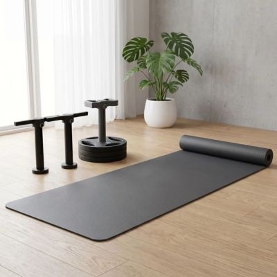 supports kettlebell kettlebell de 38cm noir a cote du tapis