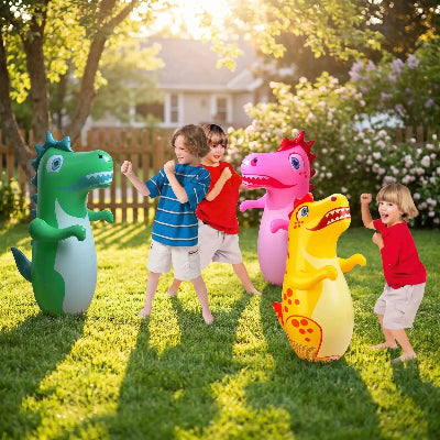 Trois enfants et sac de boxe dinosaure jaune rose vert dans un parc