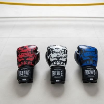 trois paires de gants de boxe marque True Wuge