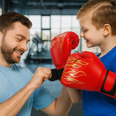 Un papa ajuste le gant de boxe de son fils