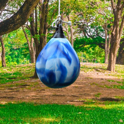 un punching ball accroché sur un arbre dans la forest