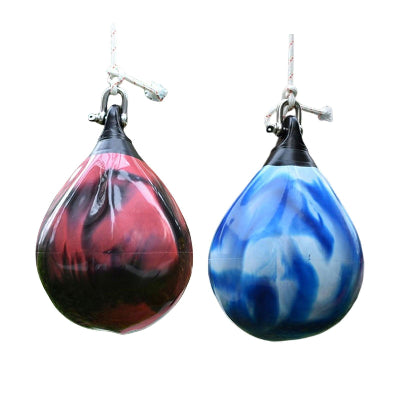 un punching ball rouge marbre et un bleu marbre