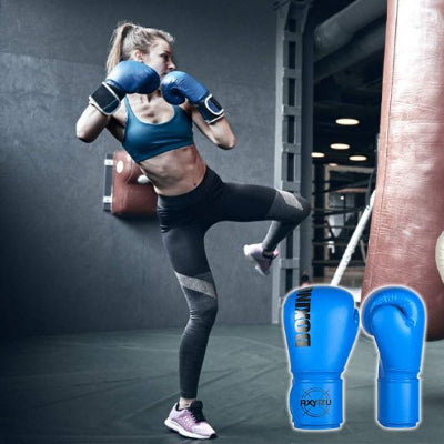 Une femme avec gant boxe bleu s'élance sur son sac